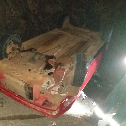 Motorista fica ferido e tenta agredir bombeiros após capotamento na BR-163