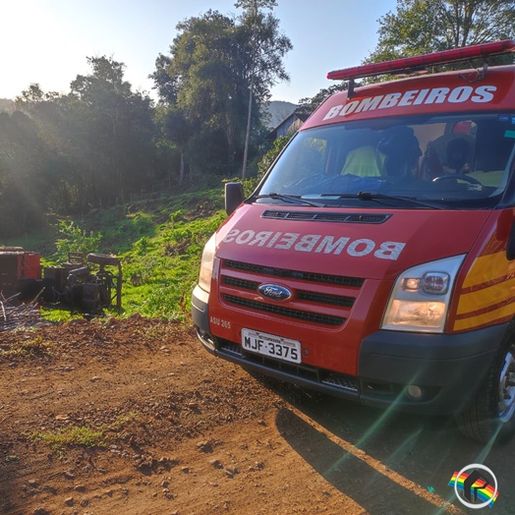 Mulher fica ferida em capotamento de carreta agrícola no interior de Itapiranga
