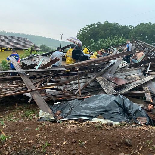 VÍDEO: Galpão desaba e trabalhador fica ferido no interior de Itapiranga