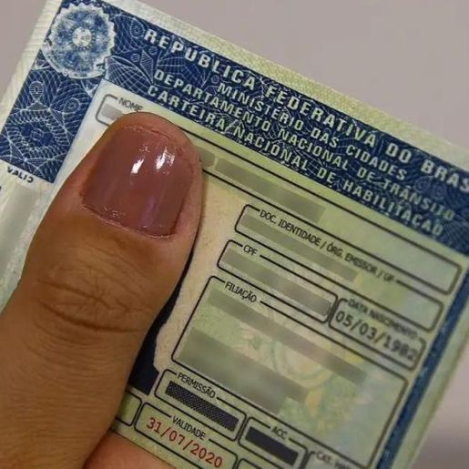 Motoristas com CNH C, D e E podem ser multados ao dirigir sem exame toxicológico em 2024