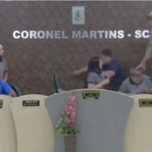 Vereadores brigam durante sessão em município do Oeste