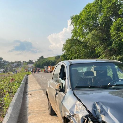Colisão lateral entre carro e moto é registrada na BR-163
