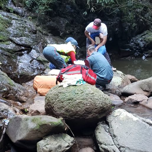 Homem fica ferido ao cair em cachoeira em São José do Cedro