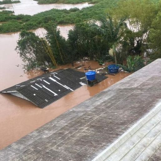 Sobe para 83 o número de mortos após enchentes que atingem o RS