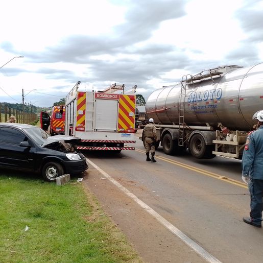 Gestante sofre ferimentos em colisão entre carro e caminhão