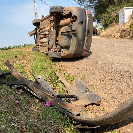 Mulher fica ferida em saída de pista seguida de capotamento no interior de SMO