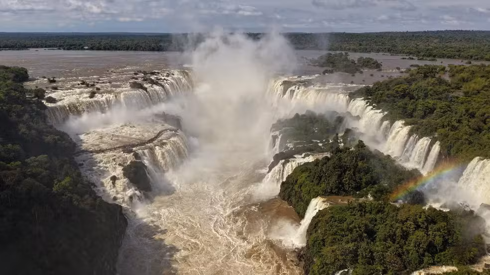 Cataratas do Iguaçu atingem maior vazão do ano com volume quase oito vezes acima da média