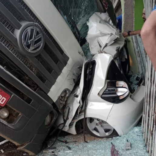 Caminhão desgovernado atinge carros e deixa dois idosos feridos em Herval d’Oeste