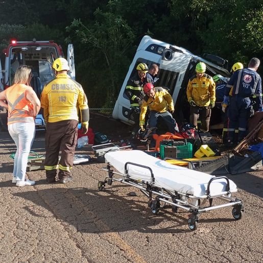 Tombamento de caminhão deixa motorista ferido na SC 155