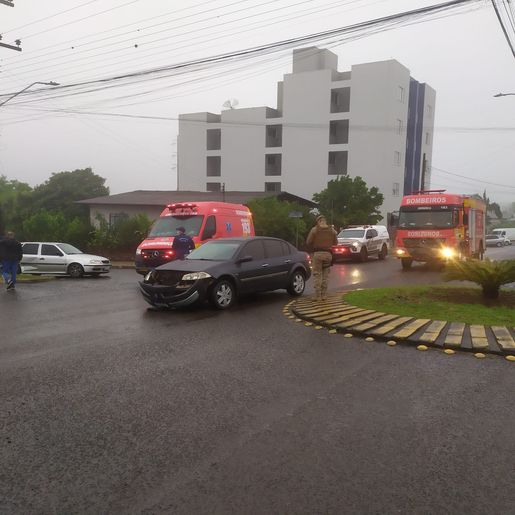Jovem fica ferida em colisão entre dois carros em São Lourenço do Oeste
