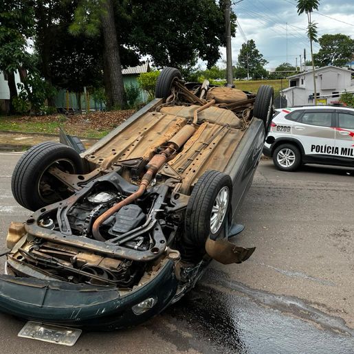Carro capota ao colidir com veículo estacionado em SMO
