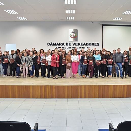 Profissionais da educação recebem homenagem da Câmara pelo Dia do Professor