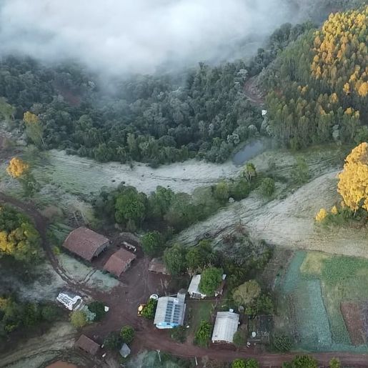 Geada cobre o Extremo Oeste e transforma a paisagem da região
