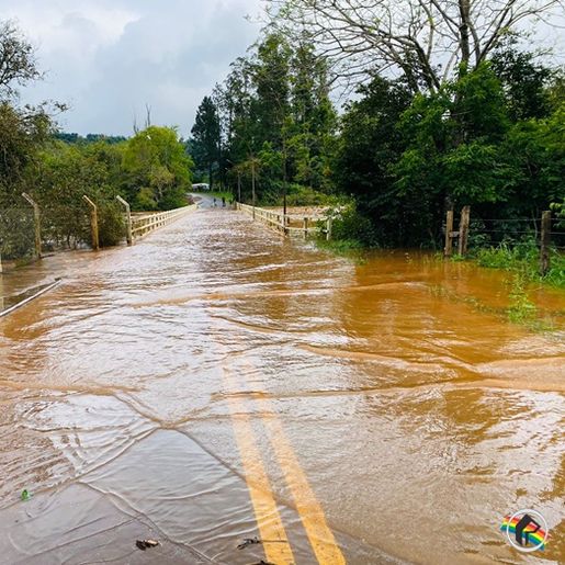 Ponte na ITG 070 em Itapiranga fica submersa e passagem é interrompida