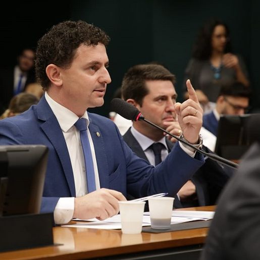 Avança na CCJ projeto que prevê quatro deputados federais a mais para SC