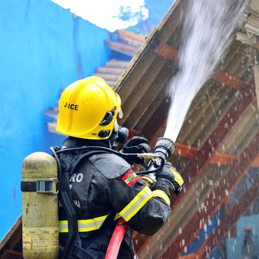 Incêndio destrói residência no interior de São Miguel do Oeste