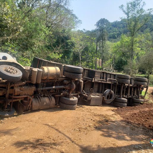 Carreta tomba e bloqueia o trânsito entre Iporã do Oeste e Tunápolis