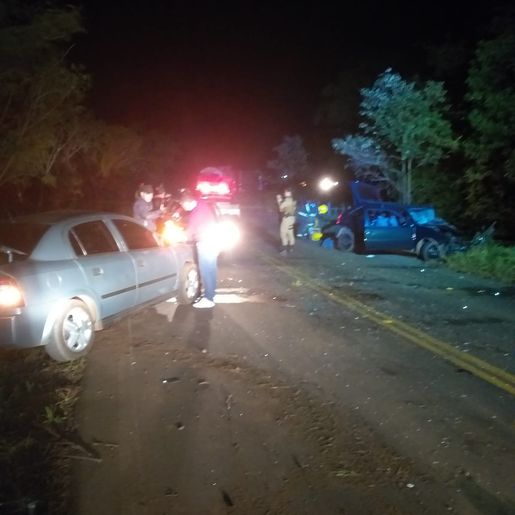 Homem morre após carro colidir frontalmente contra outro carro em Anchieta