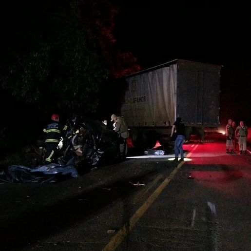 Pai, mãe e bebê morrem em batida entre carro e caminhão em SC