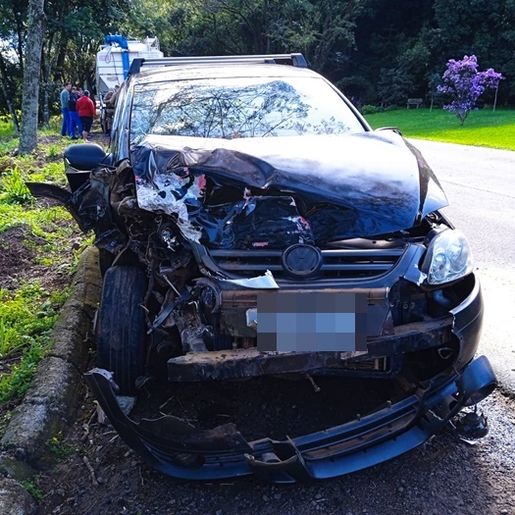 Colisão entre carro e caminhão deixa homem ferido na SC 163