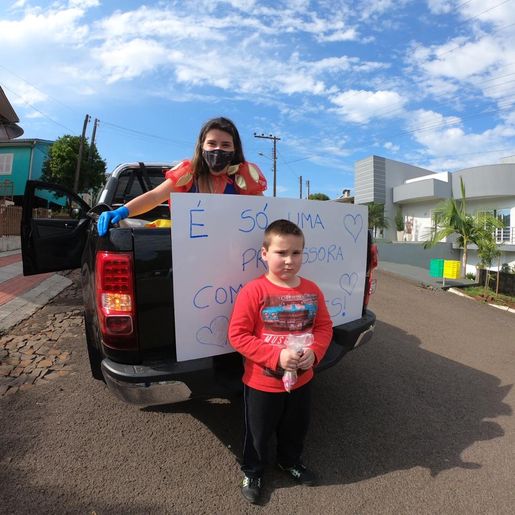 Vídeo: Professora de Mondaí se fantasia para visitar e entregar lembranças aos alunos