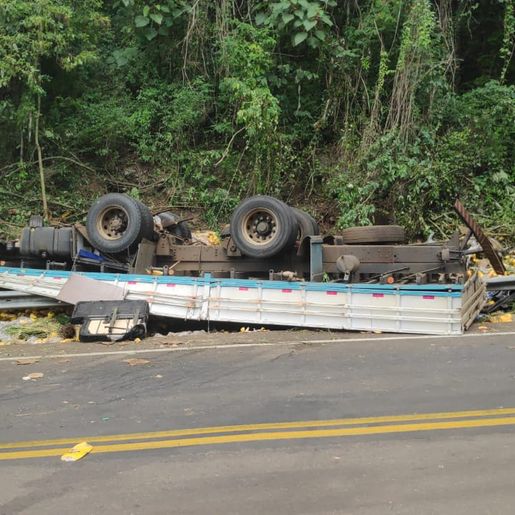 Motorista de caminhão morre em saída de pista e capotamento na SC-157