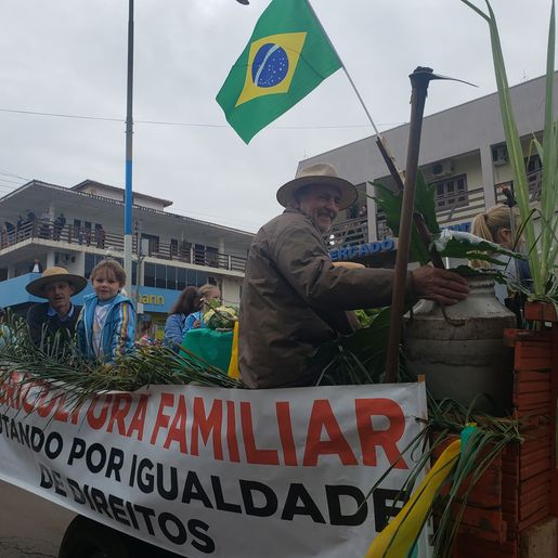 IPORÃ DO OESTE: Desfile cívico movimenta a Avenida Gustavo Fetter; assista
