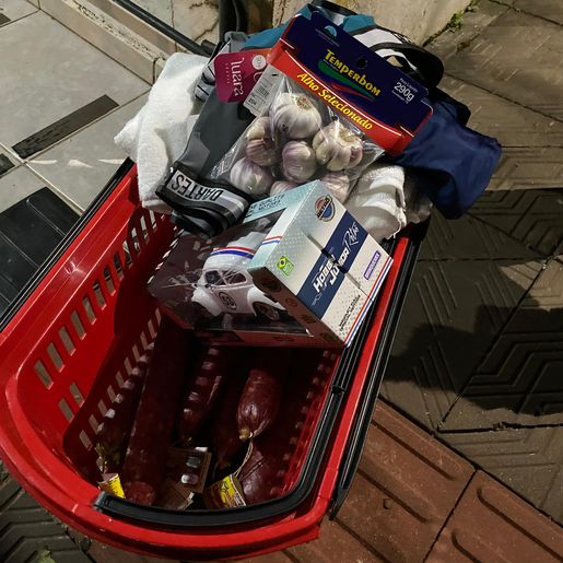 Homem é preso após furtar 17 pernas de salame e cueca em supermercado de SMOeste