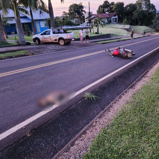 Homem fica ferido em queda de motocicleta após colisão com cachorro em Itapiranga