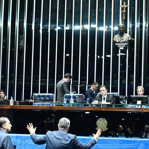 Presidente, vice, deputados e senadores terão reajuste salarial de quase 40%