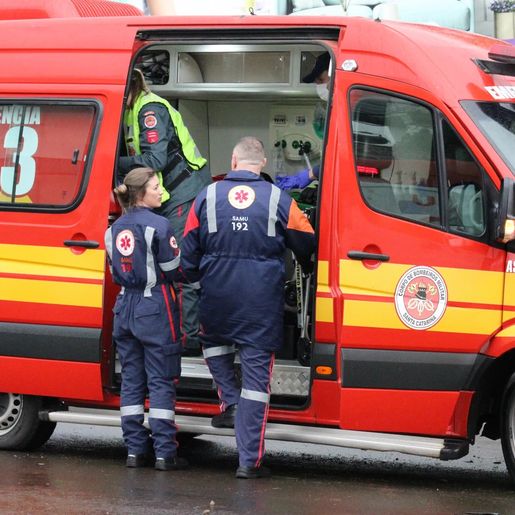 Colisão entre carro e moto deixa motociclista ferido em São Miguel do Oeste