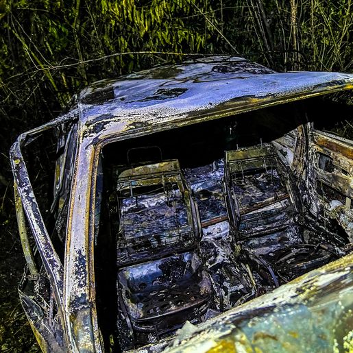 Veículo pega fogo após saída de pista seguida de capotamento em SMO