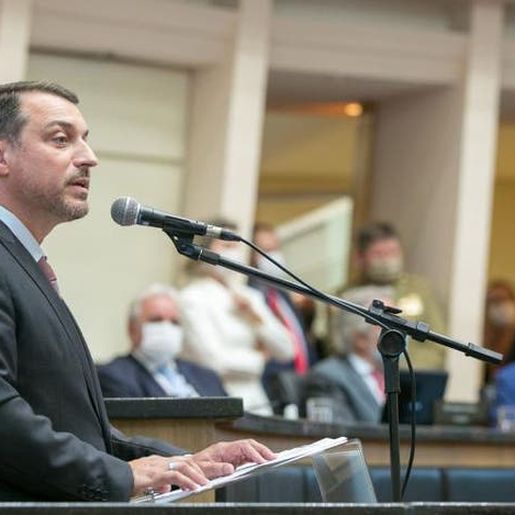 Na Alesc, Moisés evita falar em reeleição e foca em municipalismo