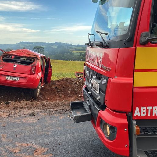 Capotamento deixa três pessoas feridas no interior de Cunha Porã