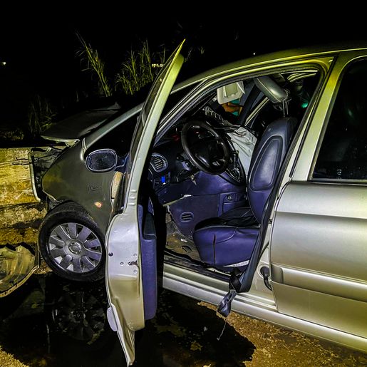 Condutor colide com carro em cabeceira de ponte no interior de São Miguel do Oeste