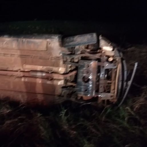 Carro sai da pista e tomba na SC 496