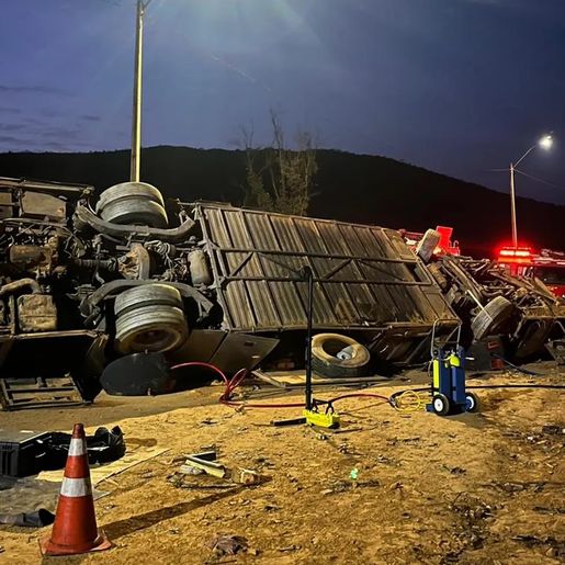 Ônibus com torcedores do Corinthians capota e deixa 7 mortos na Grande BH