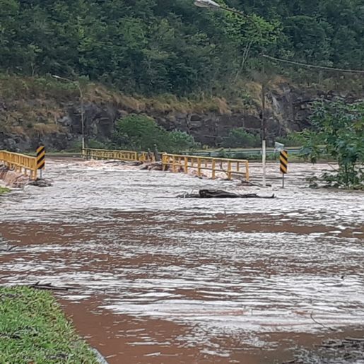 Ponte Internacional Peperi-Guaçu fica submersa após rio subir vários metros