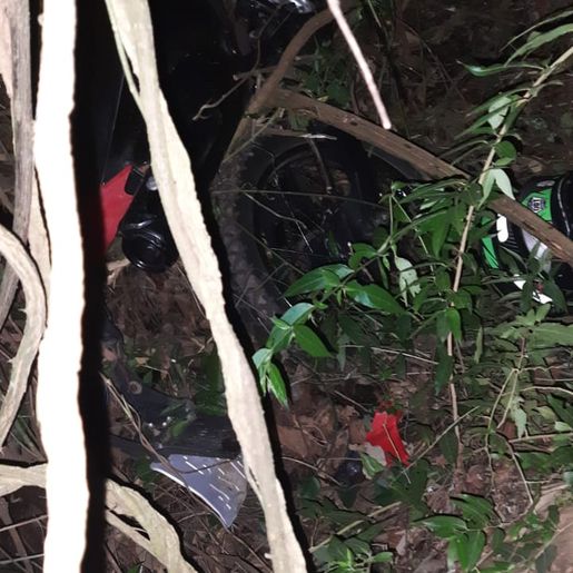 Motociclista sofre ferimentos ao colidir em árvore depois de tentar fugir da PM