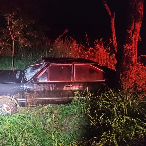 Carro aquaplana, rodopia e colide em árvore no interior de São João do Oeste