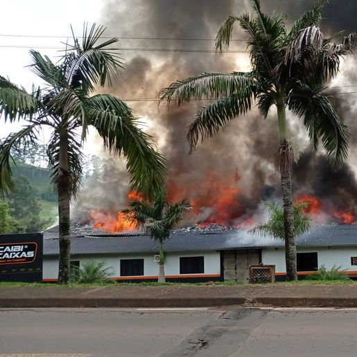 Incêndio de grandes proporções atinge indústria de Caibi