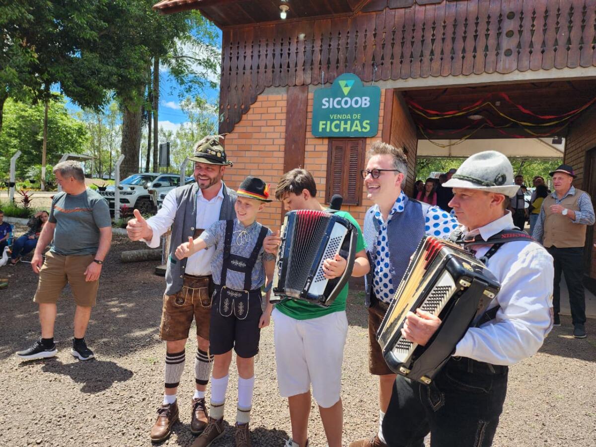 Luciano Hang e fenômenos da internet prestigiam 47ª Oktoberfest em Linha Becker