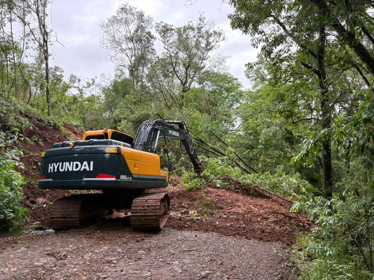 Guaraciaba registra 246 milímetros de chuva em 14 dias e equipes recuperam vias