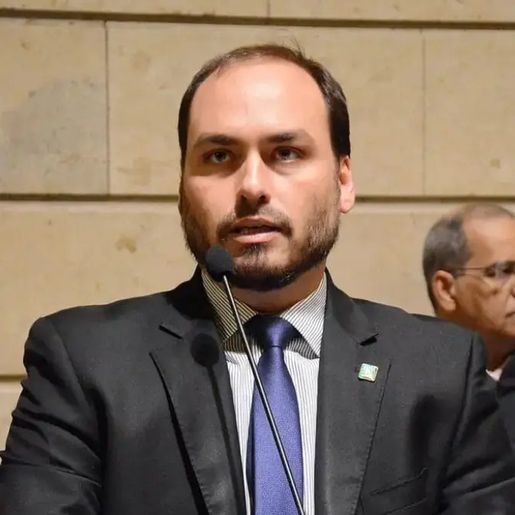 Carlos Bolsonaro confirma pré-candidatura ao Senado por SC