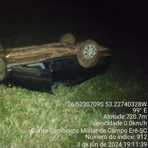 Idoso fica ferido em capotamento de carro em Campo Erê