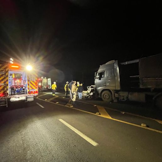 Mulher morre em acidente entre carro e caminhão na SC-157