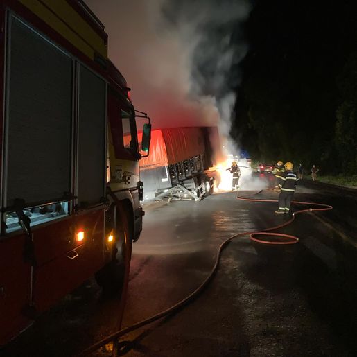 Caminhão carregado com milho pega fogo na BR-158 em Palmitos