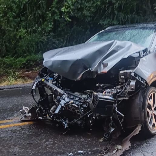 Motorista fica ferido em saída de pista seguida de choque em barranco na BR-282