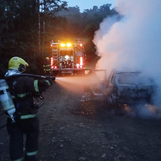Incêndio destrói carro no interior de Iraceminha
