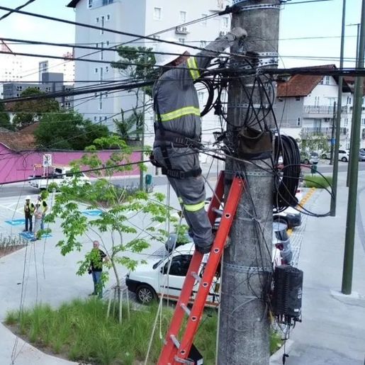 Celesc aplica mais de 13 mil notificações às empresas telefônicas por fios caídos em postes